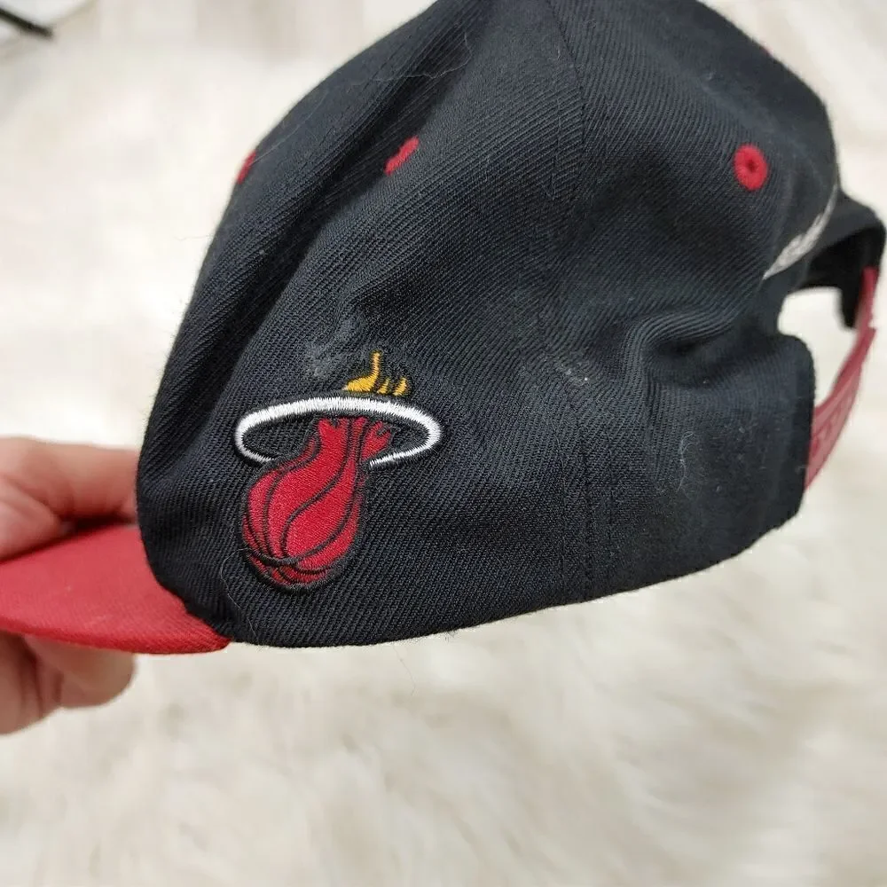 Mitchell & Ness Adjustable Fit NBA DYNAMITE SNAPBACK CUR HEAT